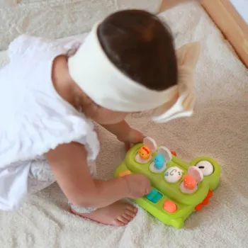 Zabawka dinozaur z dźwiękiem grzechotki.