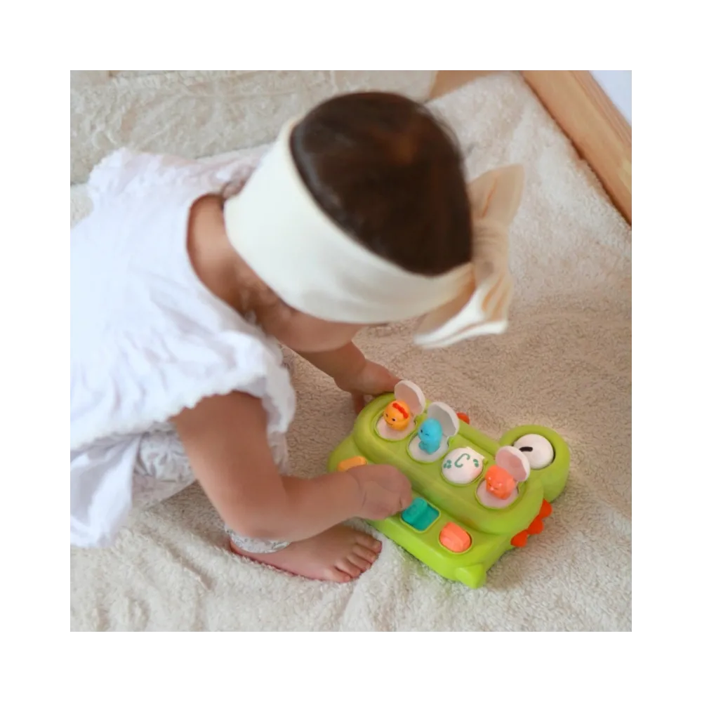 Zabawka dinozaur z dźwiękiem grzechotki.