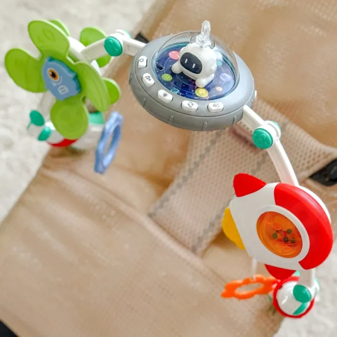 Elastyczny pałąk do fotelika z zabawkami