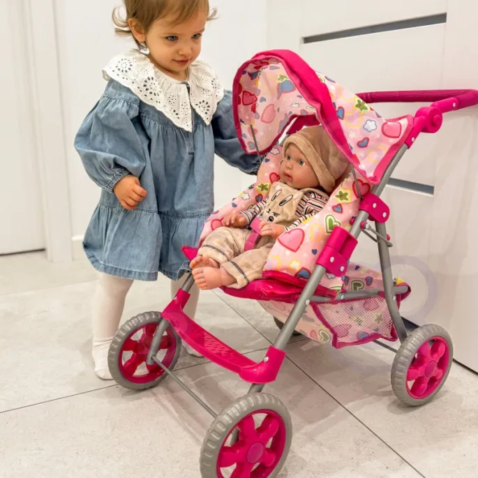 Lalka w wózku Woopie na spacerze