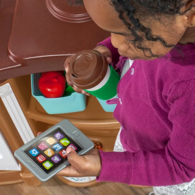 Duża kuchnia dziecięca z lodówką i piekarnikiem