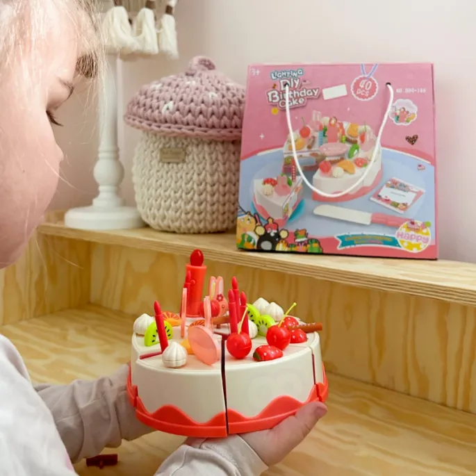 Świeczka świecąca na torcie urodzinowym