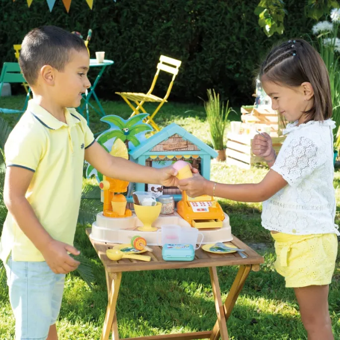 Dzieci bawią się w robienie lodów na plaży
