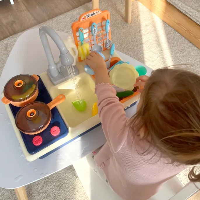 Kreatywna zabawa w zmywanie naczyń