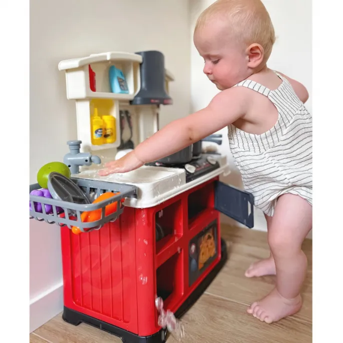 Woda lejąca się z kranu w kuchni interaktywnej