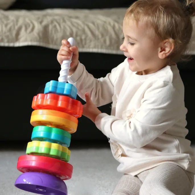 Kolorowa wieża zachęcająca do zabawy i uczenia się