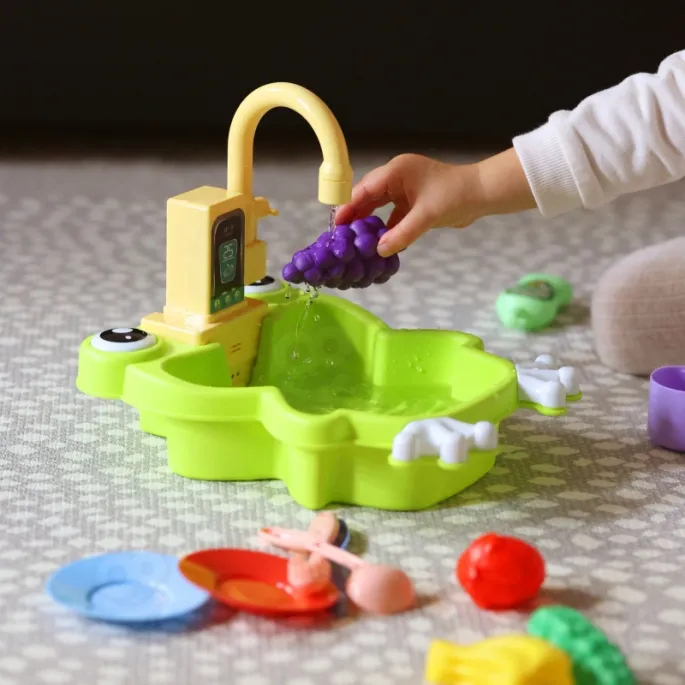 W zestawie owoce i naczynia do zabawy