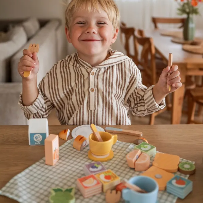 Błękitna walizka z akcesoriami do zabawy w piknik