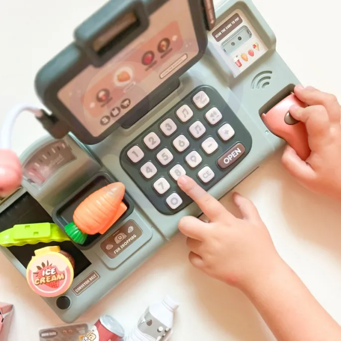 Zabawa edukacyjna z kasą sklepową