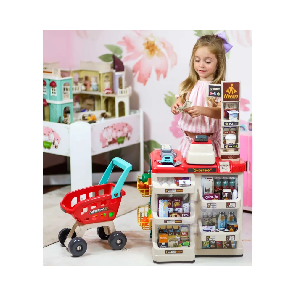 Kreatywna zabawa w supermarket z wózkiem i produktami.