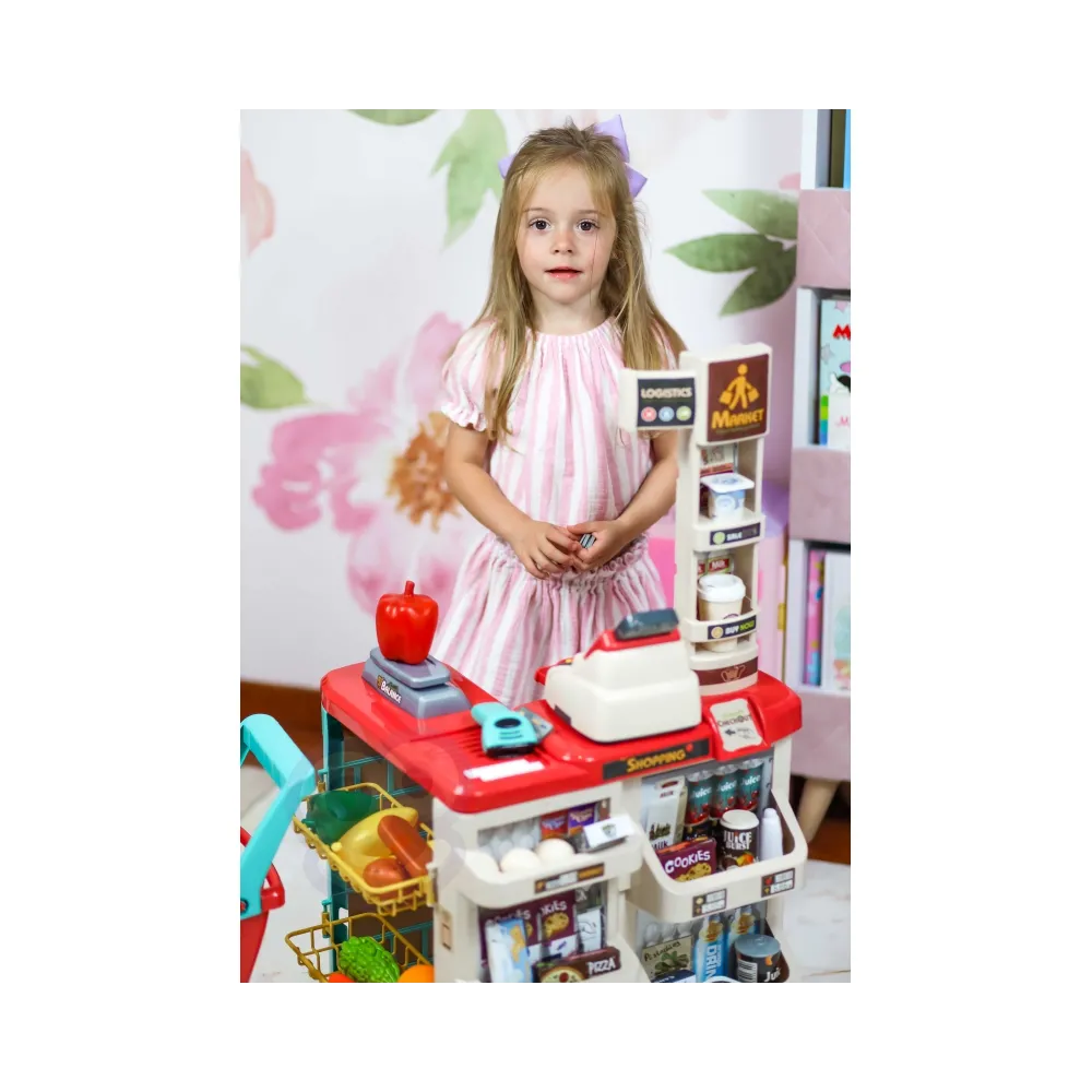 Wózek na zakupy z różnymi artykułami spożywczymi do zabawy.