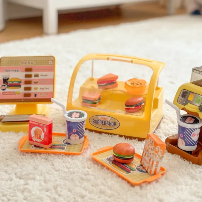 WOOPIE Big Burger zestaw z hamburgerami i frytkami.