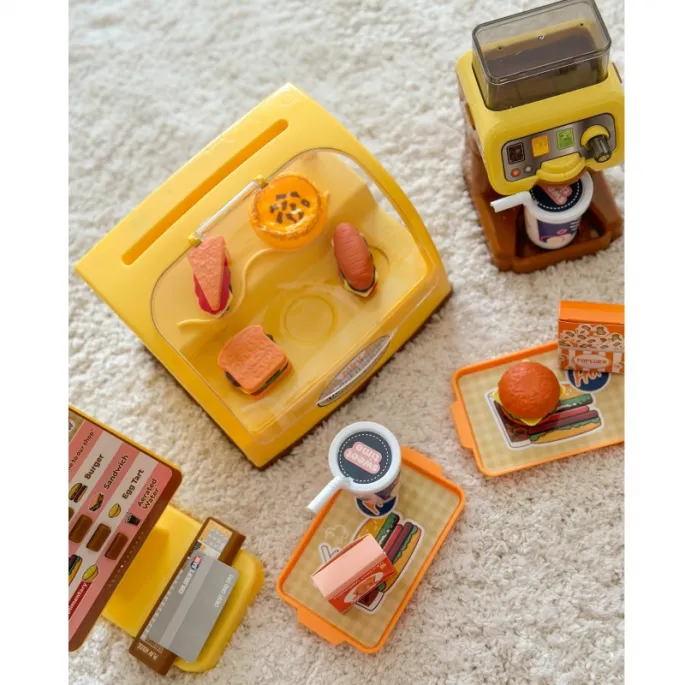 Dystrybutor napojów w zabawce Big Burger Shop dla dzieci.