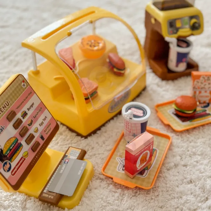 25-elementowy zestaw restauracyjny dla dzieci od 3 roku życia.