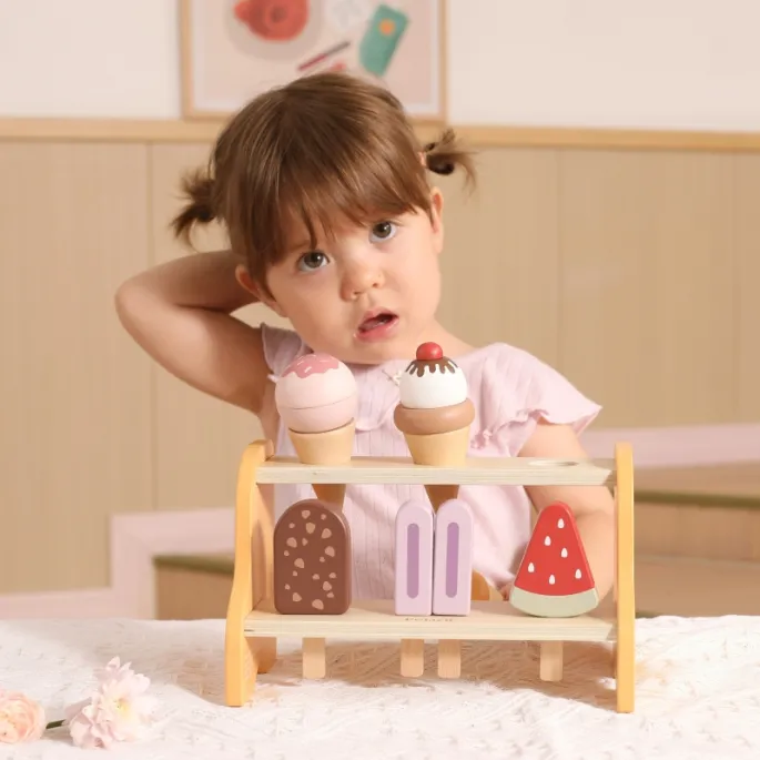 Lody na patyku w drewnianym stojaku