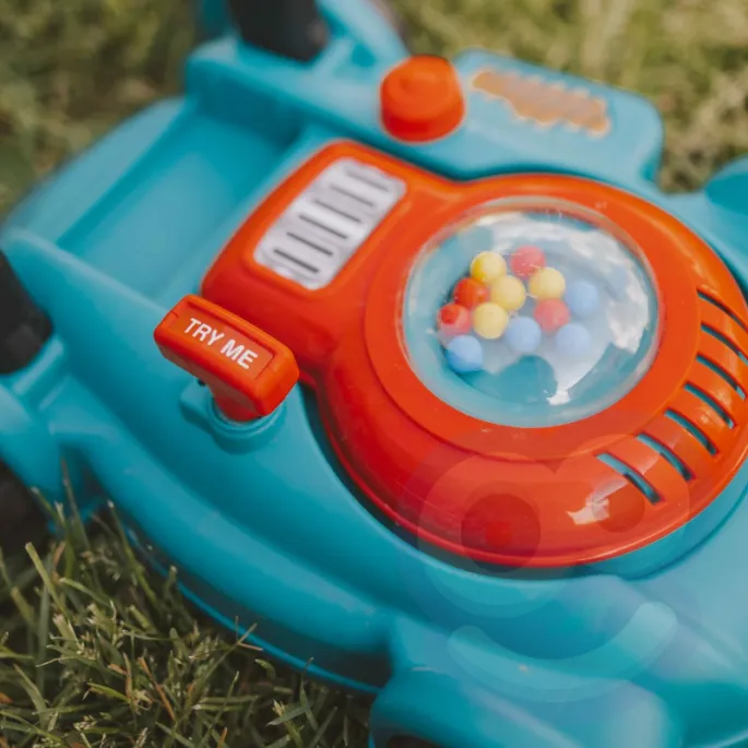 Zestaw kosiarki z kaskiem i kanistrem dla małego ogrodnika