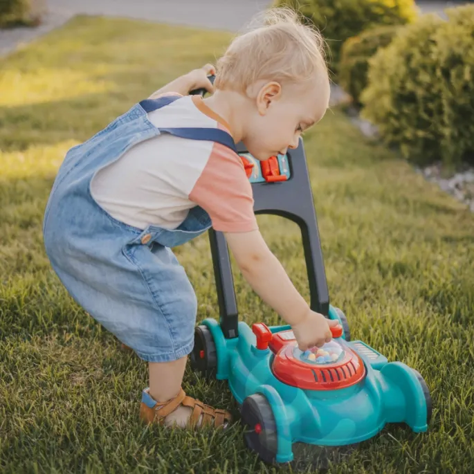 Wygodna kosiarka do zabawy na świeżym powietrzu