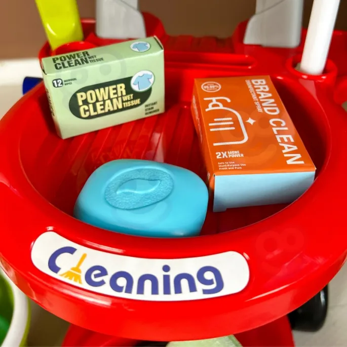 Wózek do sprzątania z dodatkowymi akcesoriami