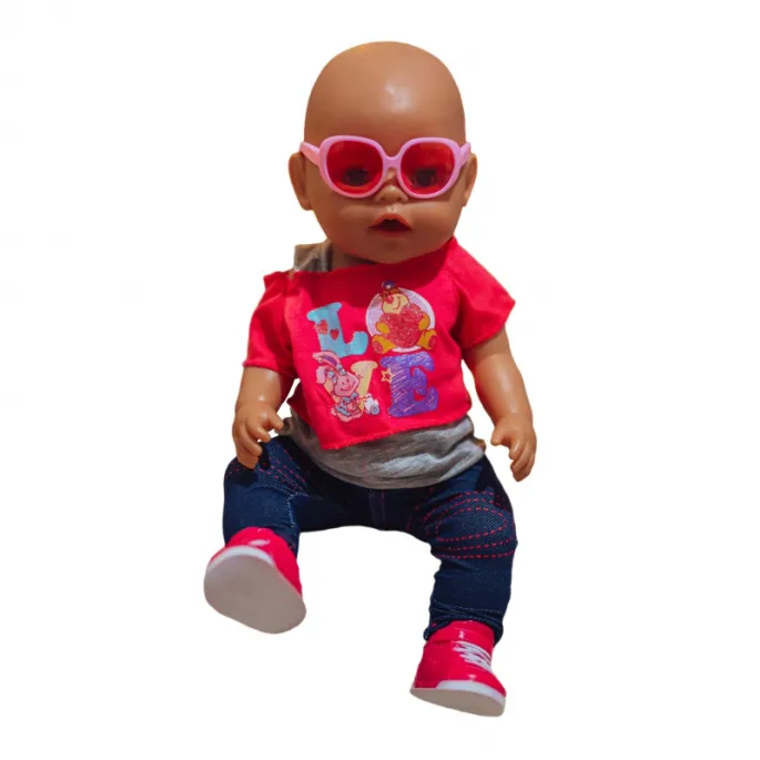 Zestaw ubrań dla lalki z bluzeczką i spodenkami.