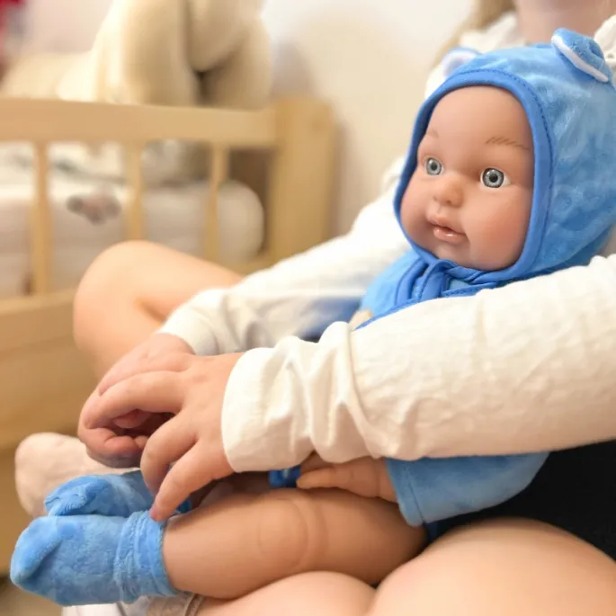 Urocza laleczka z kapturem i bucikami