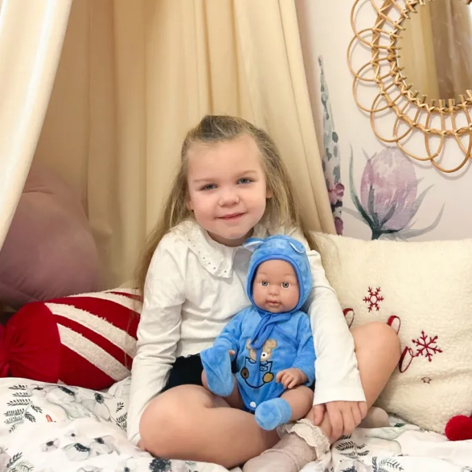 Lalka bobas w niebieskim stroju do zabawy