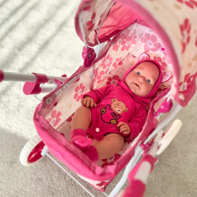 Stylowa lalka bobas w kapturze i bucikach