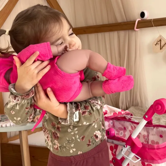 Urocza lalka bobas w przyjemnym materiale