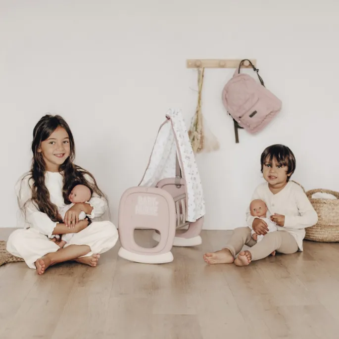 Dzieci bawią się w opiekunów z kołyską Baby Nurse z baldachimem.