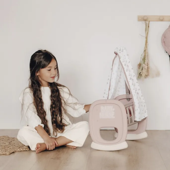 Przytulna kołyska do zabawy z lalkami, rozwijająca wyobraźnię.