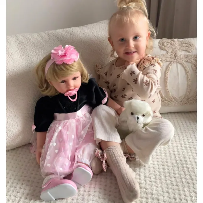 Interaktywna zabawka Eliana reagująca na bodźce.