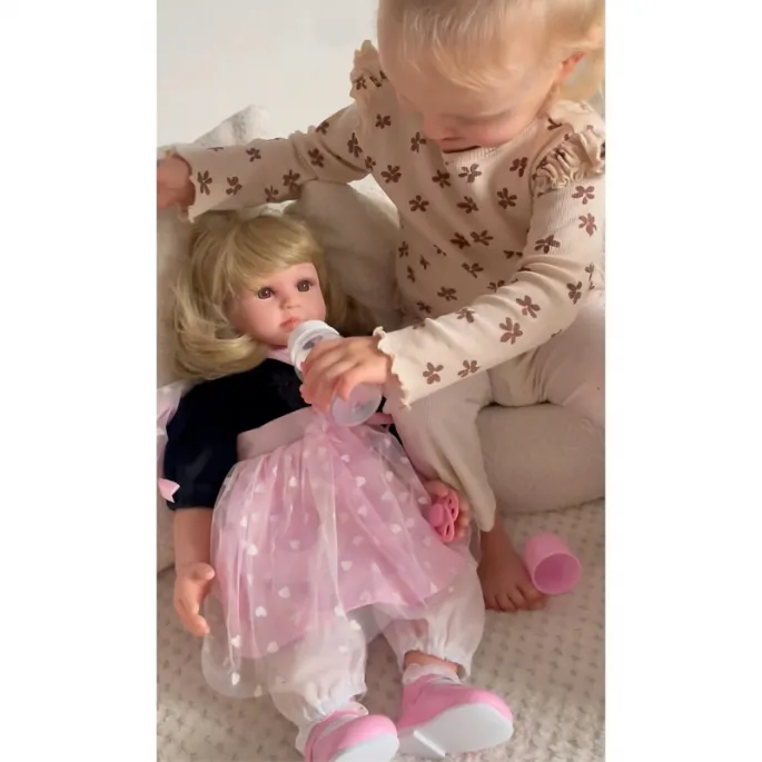 Lalka Hiszpanka Eliana w pięknej sukience i bucikach.