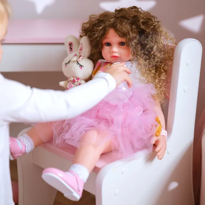 Realistyczna lalka z zarumienionymi policzkami