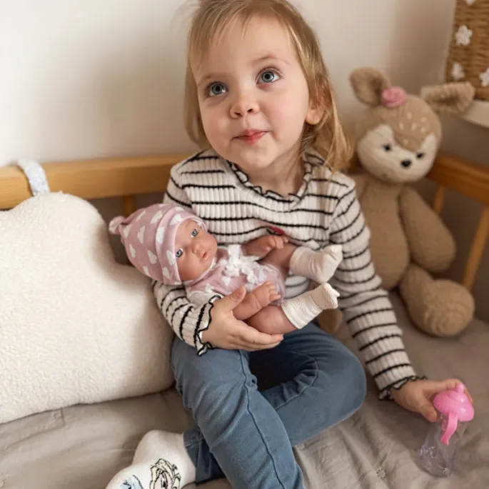 Lalka z ruchomymi kończynami dla dzieci.