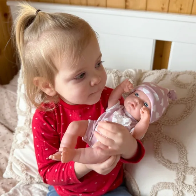 Realistyczna laleczka do zabawy.