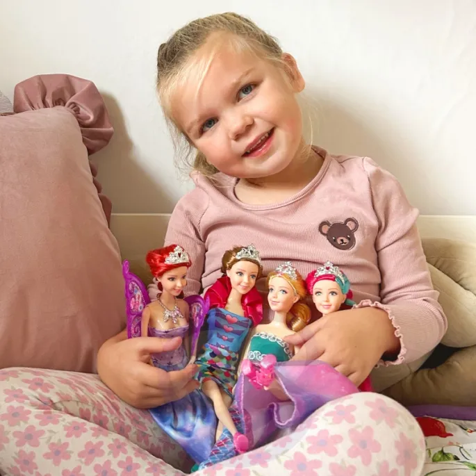 Urocze lalki księżniczki w pięknych strojach.