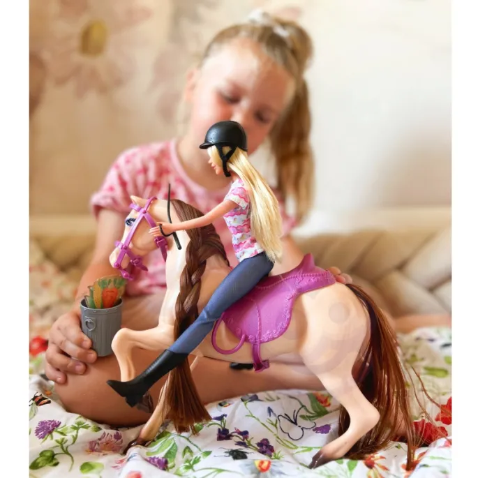 Stylowa lalka z akcesoriami jeździeckimi