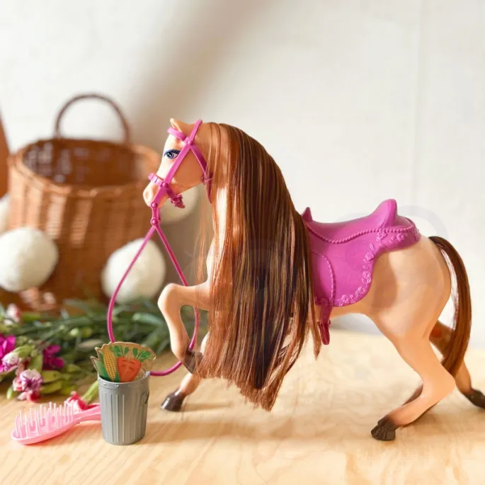 Kreatywna zabawa z lalką i koniem