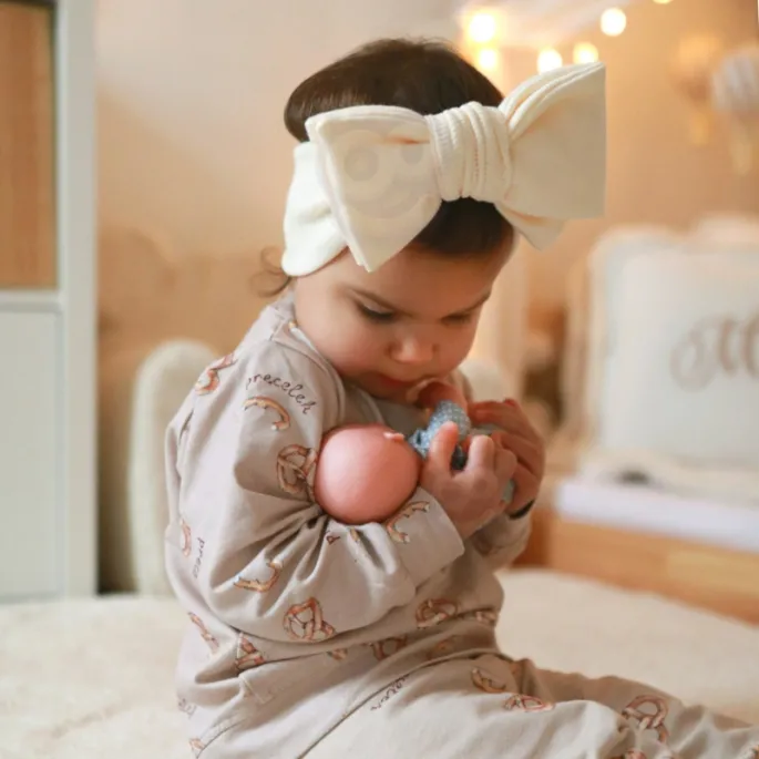 Pierwsza lalka Bobas w zestawie z różowym kocykiem