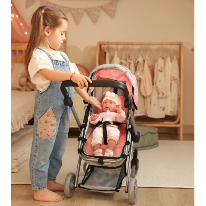 Interaktywna lalka z ruchomymi kończynami i miękkimi materiałami.