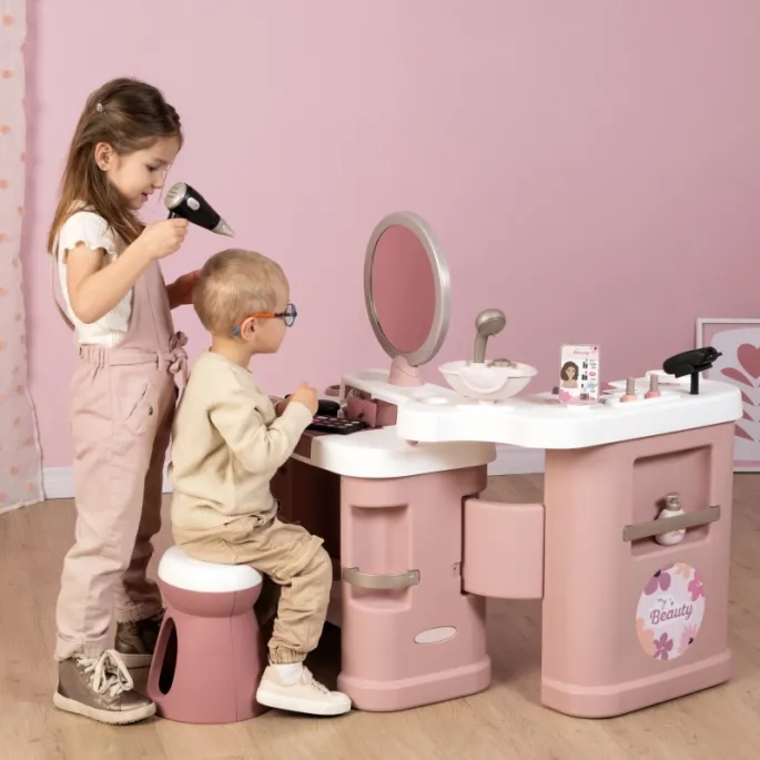 Dzieci bawią się w kosmetyczki z realistycznymi akcesoriami.