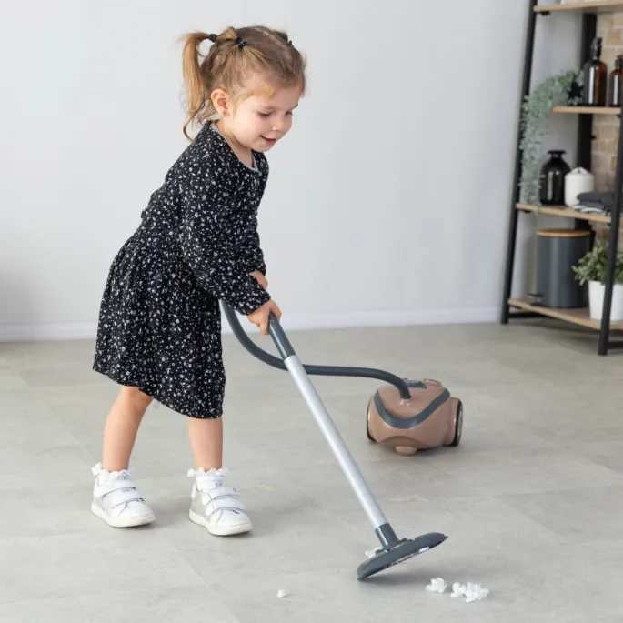 Bezpieczny odkurzacz dla małych pomocników