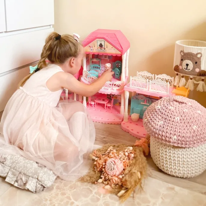 Przestrzeń do zabawy z czterema stylowymi pomieszczeniami.