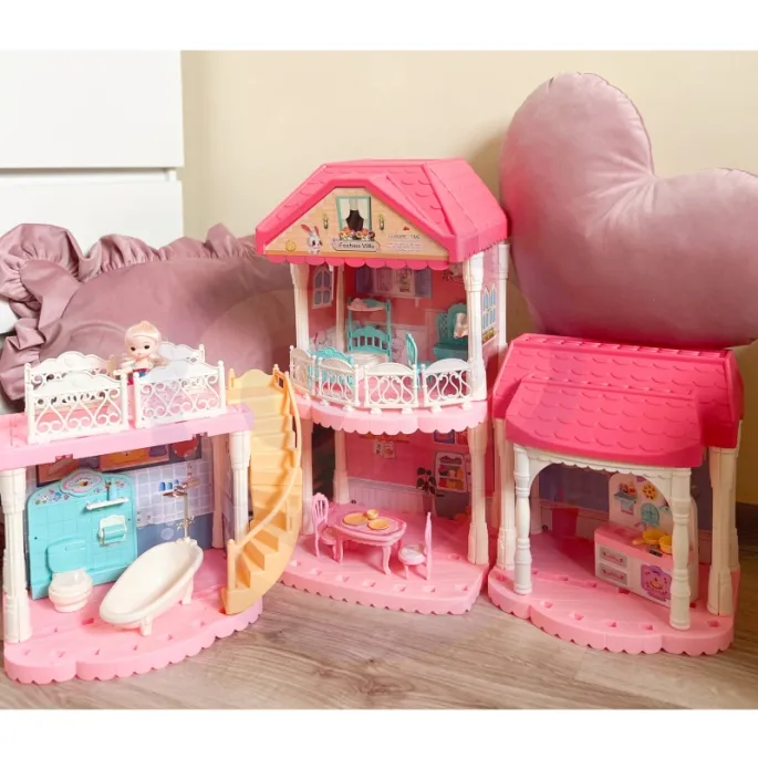 Zestaw z lalką i meblami do kreatywnej zabawy.