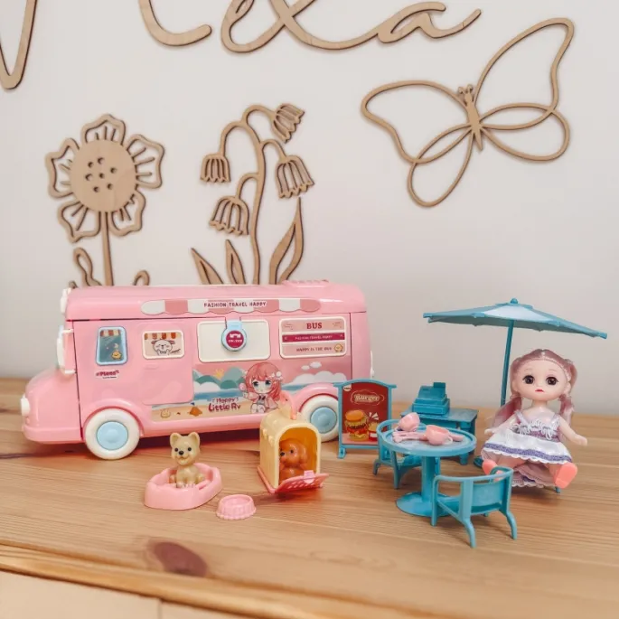 Kamper z akcesoriami do gotowania i zabawy