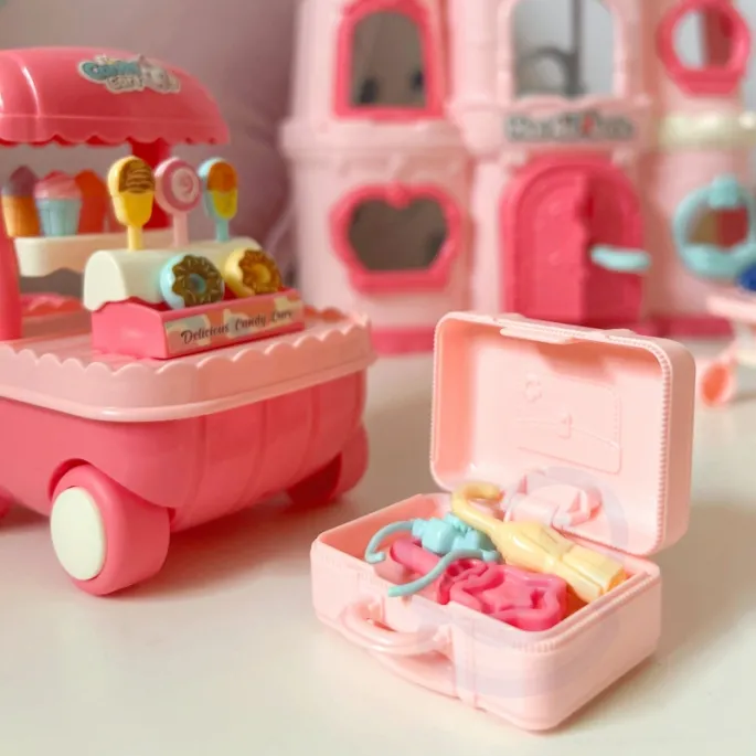 Detale domku: balon na dachu i malownicze okienka