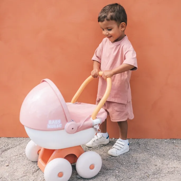 Idealny wózek do zabawy dla małych dziewczynek