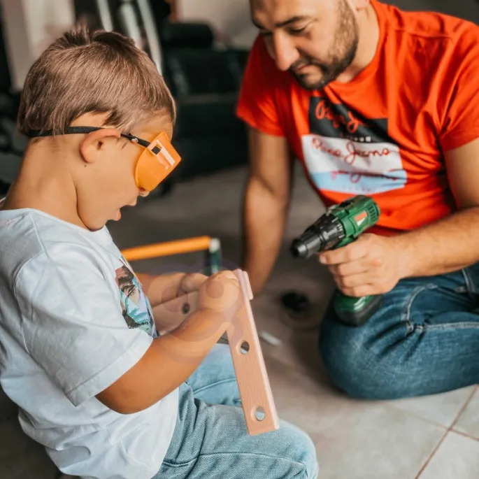 Wkrętarko-wiertarka z dźwiękiem w zestawie majsterkowicza