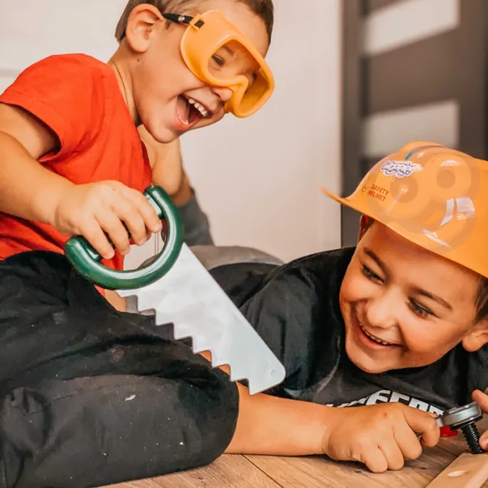 Elementy zestawu narzędzi dla młodych budowniczych