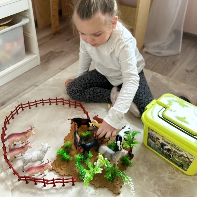 Kolorowe figurki zwierząt do zabawy w plenerze