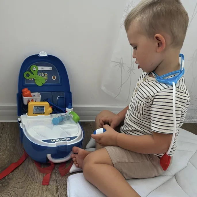 Zestaw do zabawy dla małych medyków